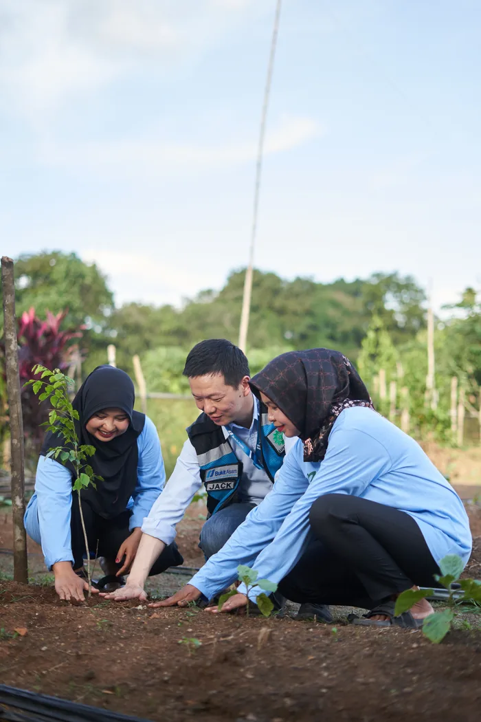 HBAP staff and community planting seedlings