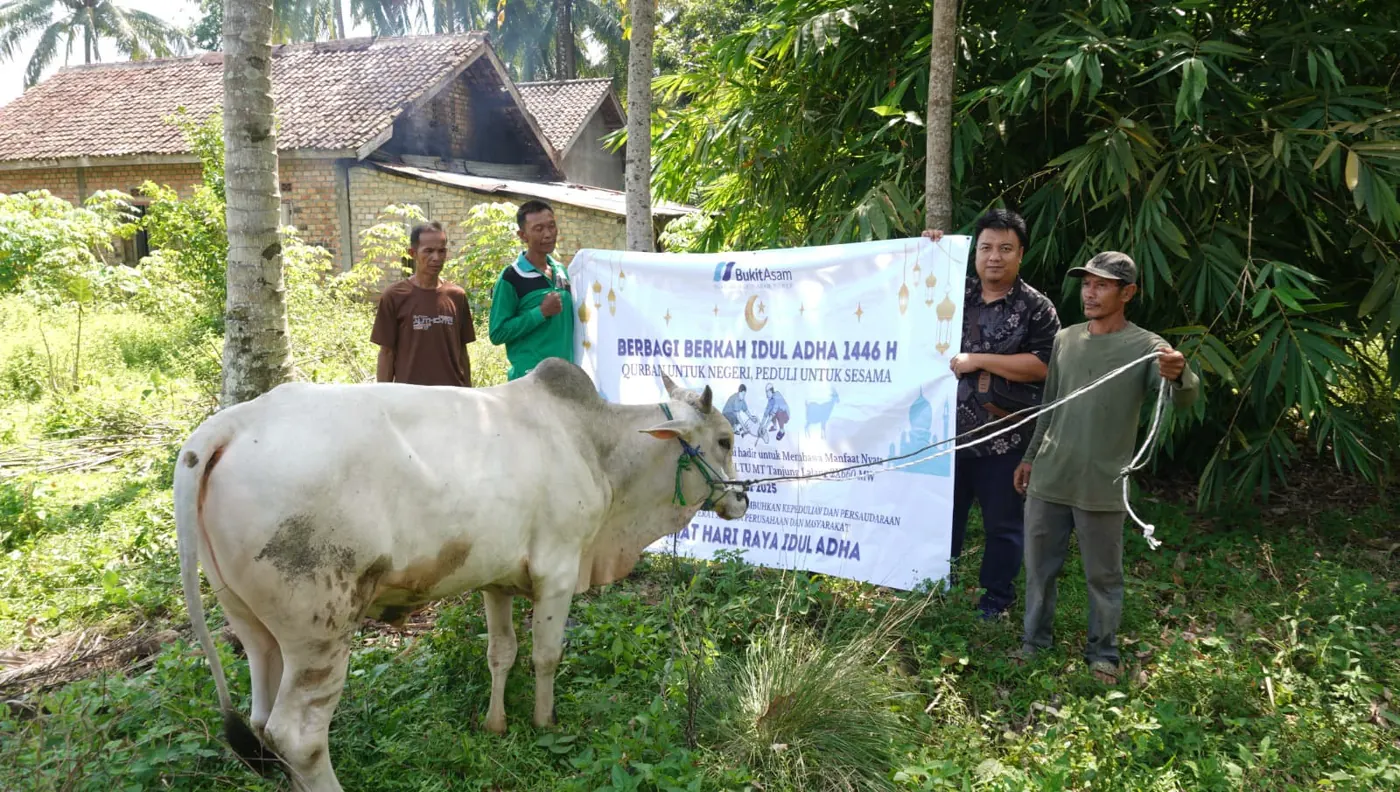 PT Huadian Bukit Asam Power hands over sacrificial animals to residents around PLTU Tanjung Lalang