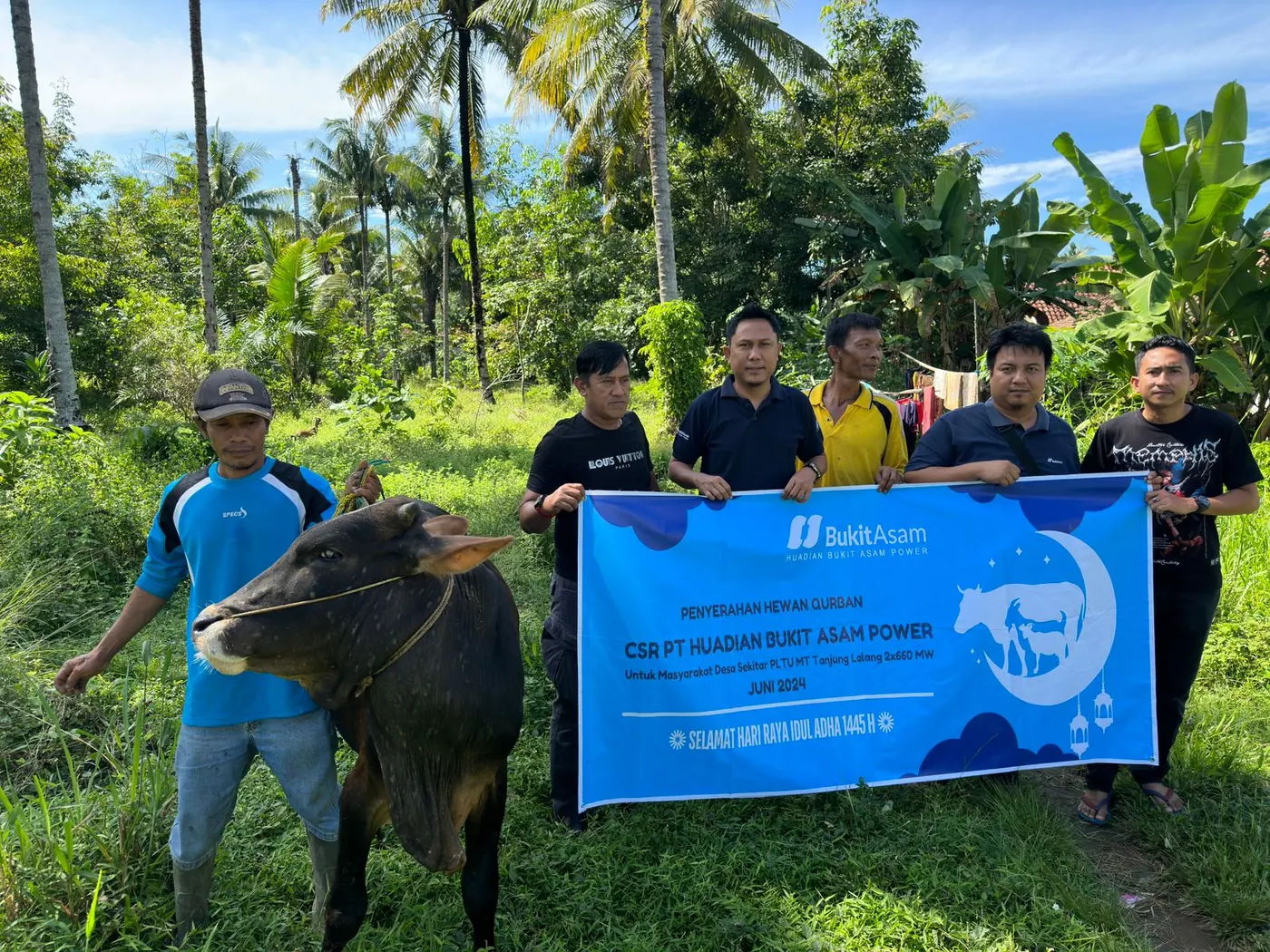 PT Huadian Bukit Asam Power Distributes 7 Sacrificial Cows on Eid al-Adha 1445 H